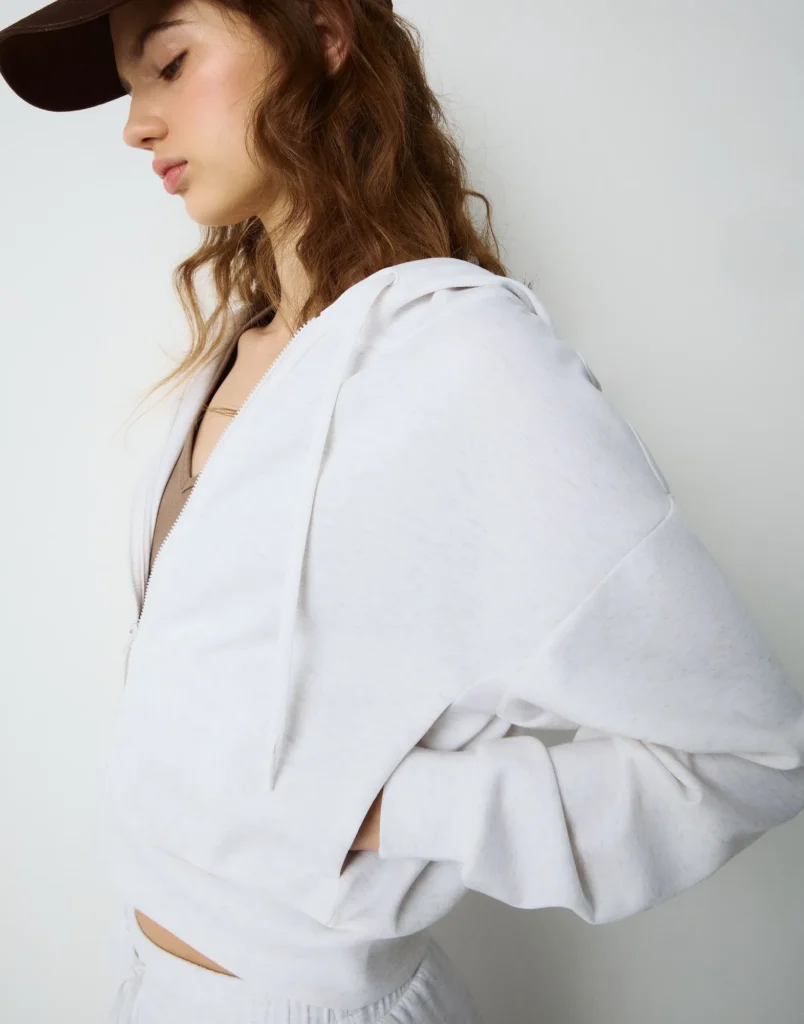Светло-серое укороченное худи из тонкой скубы на молнии